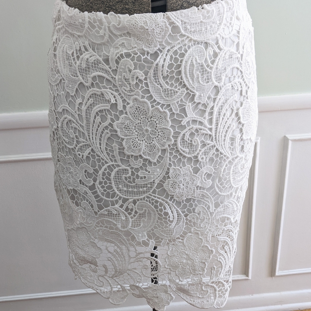 Sans Souci White Lace pencil skirt. Size M